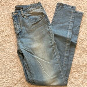 Levi’s Hi Rise Skinny Jean